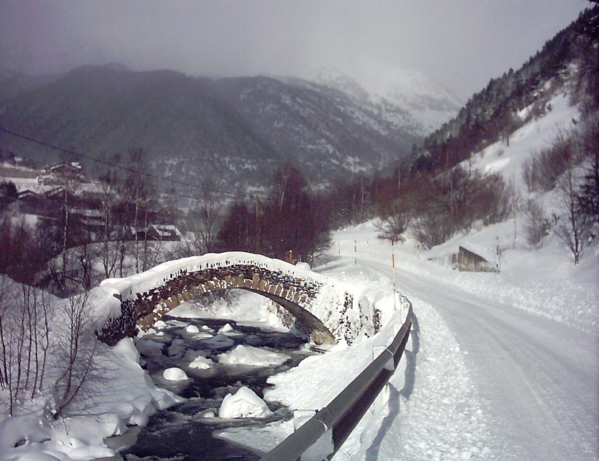 Especialistes Treta de neu a Llorts Ordino, netegem camins privats, accessos a pàrquings de comunitats, zones privades de Privats, Restaurants i Hotels retirada de nieve en Andorra.