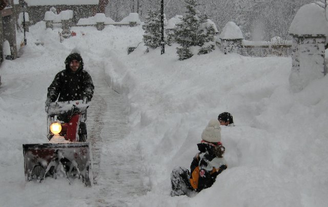 Especialistes en la Treta de neu a l'Aldosa de La Massana Andorra, netegem els seus camins privats, accessos a pàrquings de comunitats, zones privades de Restaurants i Hotels retirada de nieve en Andorra.
