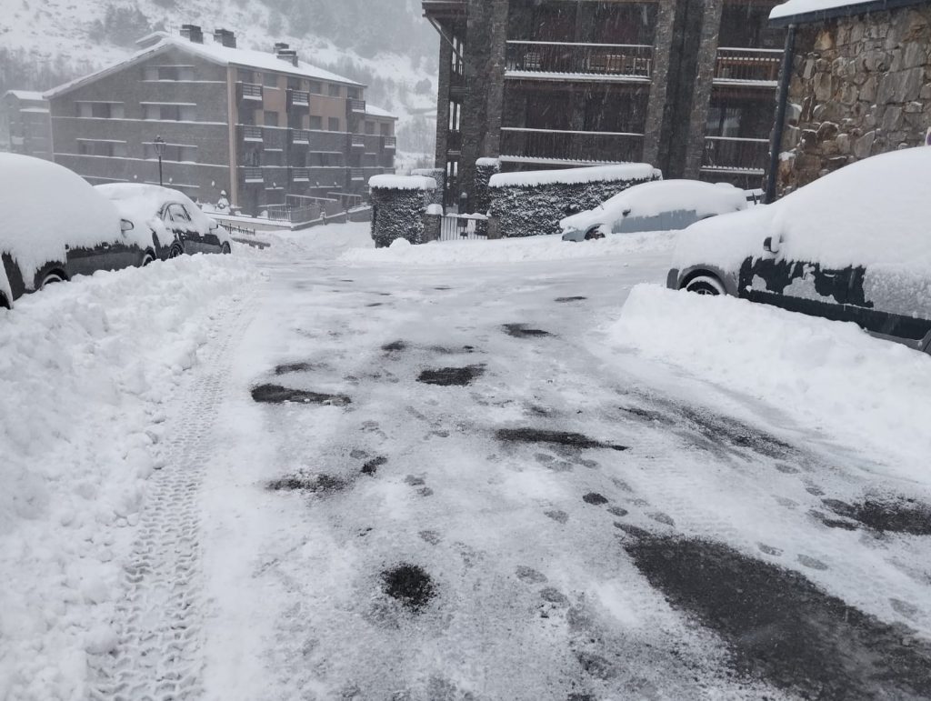 Algunes fotos de la treta de neu a andorra aquest inici del 2024. A PM SERVEIS som especialistes en treta de neu a tot Andorra. Fem contractes de manteniment anuals.