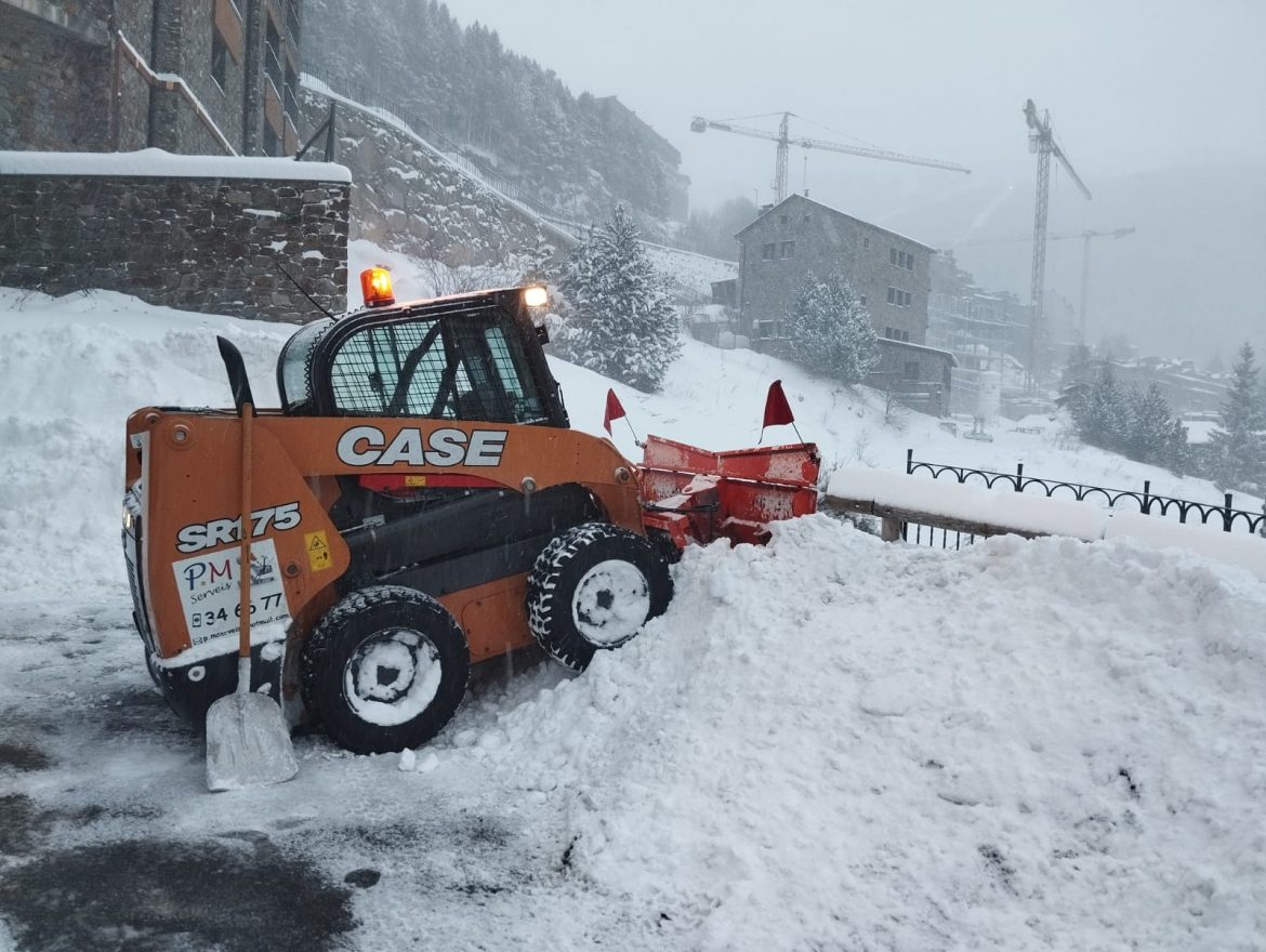 Algunes fotos de la treta de neu a andorra aquest inici del 2024. A PM SERVEIS som especialistes en treta de neu a tot Andorra. Fem contractes de manteniment anuals.